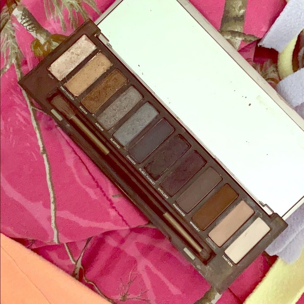 Naked smoky pallet
